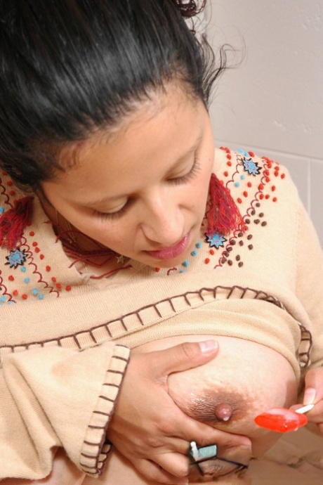 Беременная девушка Talia сцеживает грудное молоко на сосалку во время соло-акции