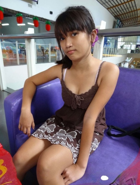 Liten asiatisk tjej Menchie klär av sig naken innan hon har sexuella relationer med POV