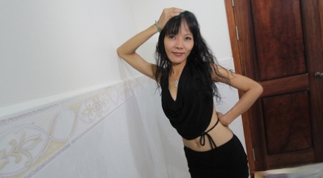 Den tunna asiatiska tjejen Lan har en creampie efter strippning och POV-knullning