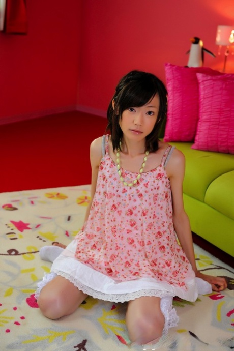 Drobná japonská dívka s hezkou tváří modeluje non nude v podkolenkách