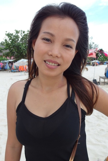 Asiatiska debutanten Sok Neng klär av sig naken innan hon har POV-sex med en utlänning