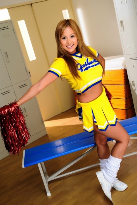 Urocza japońska cheerleaderka odsłania wielkie cycki przed pokazaniem swojej cipki
