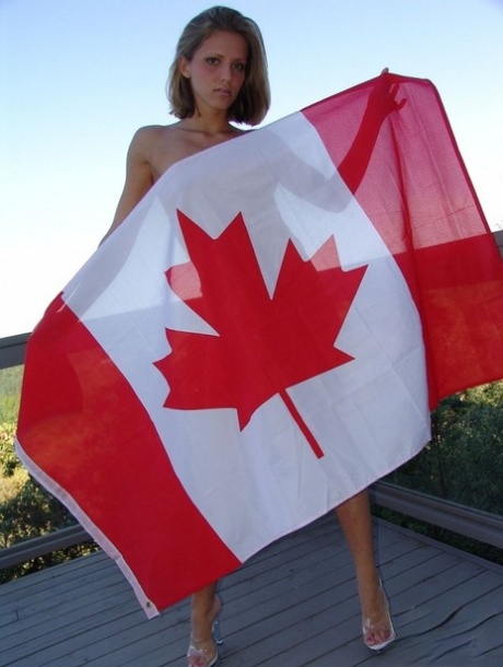 若い素人のカレンは、デッキでカナダの国旗で裸体を包む
