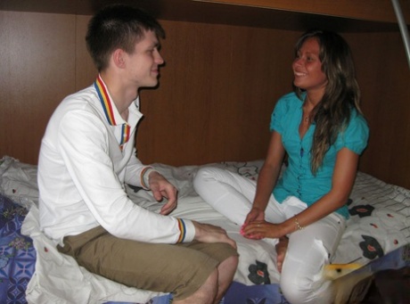 Una pareja de adolescentes se besa antes de proceder al sexo oral y vaginal en una cama