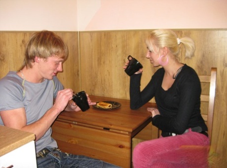 Une adolescente blonde et son petit ami baisent après avoir pris du café et des sucreries.
