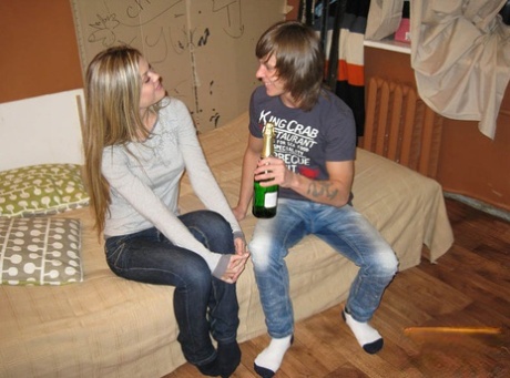 Une jeune blonde est déshabillée et baisée après que son copain lui ait offert une bouteille de vin.