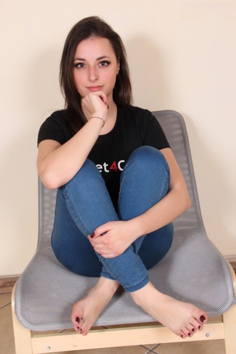 Brunette solo girl Ilaria shows her bare feet while modeling non nude in jeans