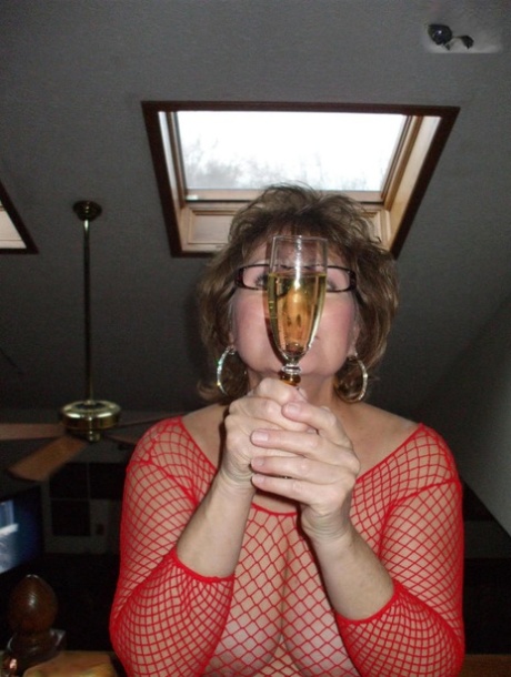 Ältere Frau Busty Bliss genießt eine Flöte Wein während POV Oralsex