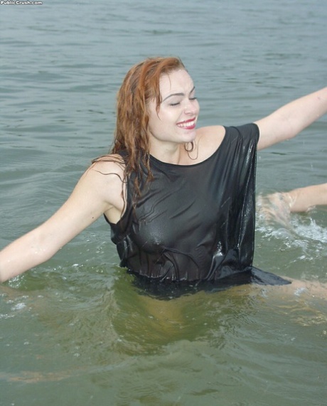 Teenager-Mädchen entfernen teilweise ihre nasse Kleidung, nachdem sie in einem Fluss gewatet sind