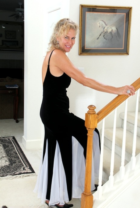 Ældre, moden Sabrina smider den lange kjole og spreder benene vidt i strømperne