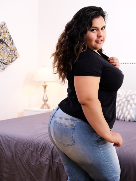 Übergewichtige Latina Frau Karla Lane entkleidet sich vor einem Ball lecken Blowjob