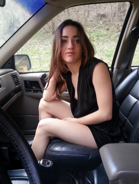 Geil meisje Kasia Kelly neemt selfies terwijl ze met haar kutje speelt in een auto