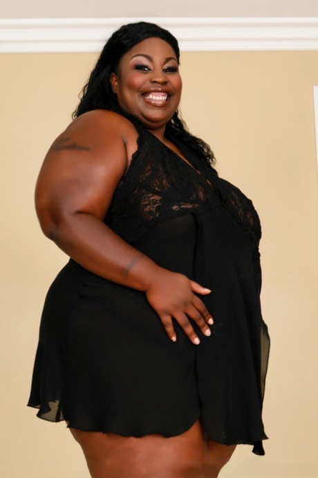 Ожиревшая черная женщина подвергается групповому траху во время акции 