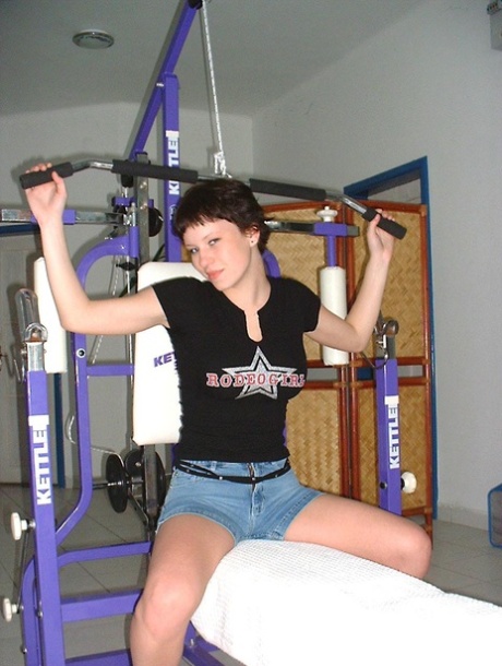 Storbarmet teenager med kort hår, mens hun er nøgen under træning