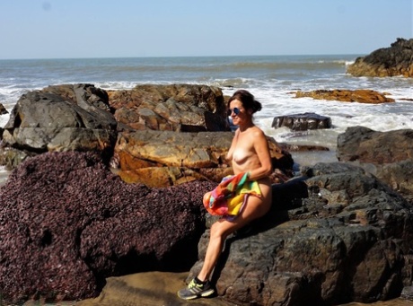 成熟的业余爱好者 Diana Ananta 与她的裸体主义者朋友们一起在海滩上玩耍