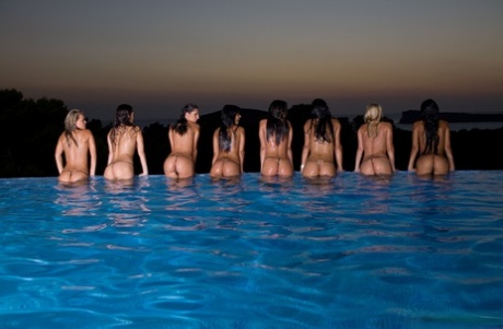 Eine Gruppe heißer Mädels nimmt ein Nacktbad, während die Sonne am Himmel verschwindet