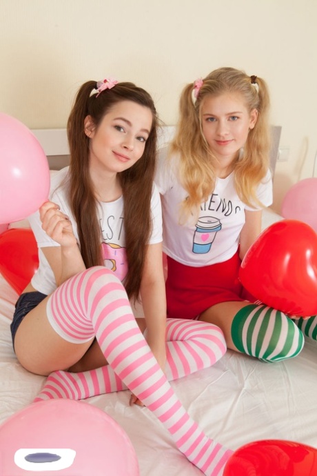 De unge lesbiske Amy & Angela fjerner sammen deres stribede lårkort