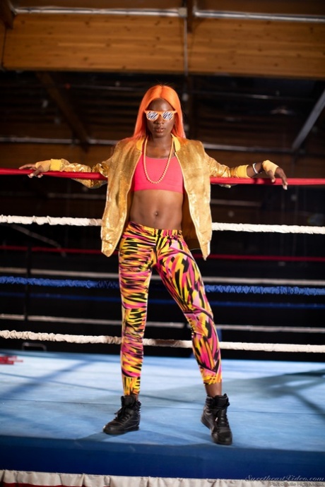 Una ragazza di colore svela il suo corpo atletico su un ring di boxe