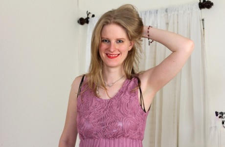 Rijpe MILF Chelsea Carter verwijdert een kruisloze bodystocking voor het dildoën