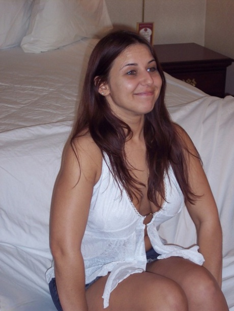 Amateur Küken Lexxxi zeigt ihren saftigen Arsch auf einem Bett in Fersen während ihres Debüts