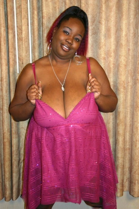 Ebony fatty med hängiga bröst deltar i svart på svart fitta till mun sex