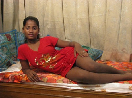 Una ragazza indiana formosa si sottopone a un massaggio anale prima di un pompino