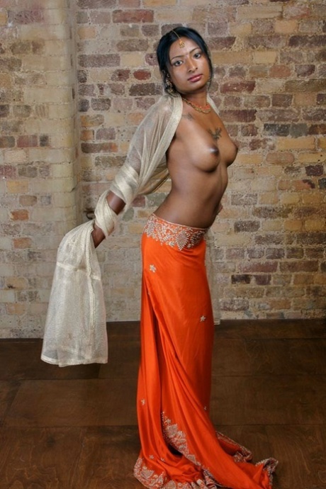 インド人熟女がソロ・アクションで豊満な胸と無毛のアソコを見せつける