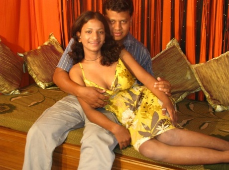 Indyjski MILF liże jej cipkę pokrytą spermą po tym, jak została zerżnięta