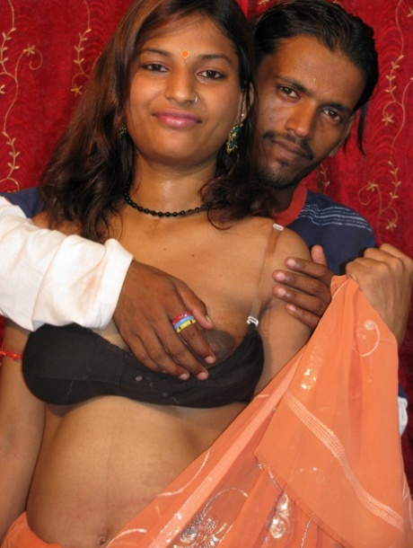 Storbarmet indisk jente får sæd i ansiktet under sex med kjæresten sin