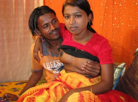 Indisk flicka hamnar ovanpå under samlag med sin älskare