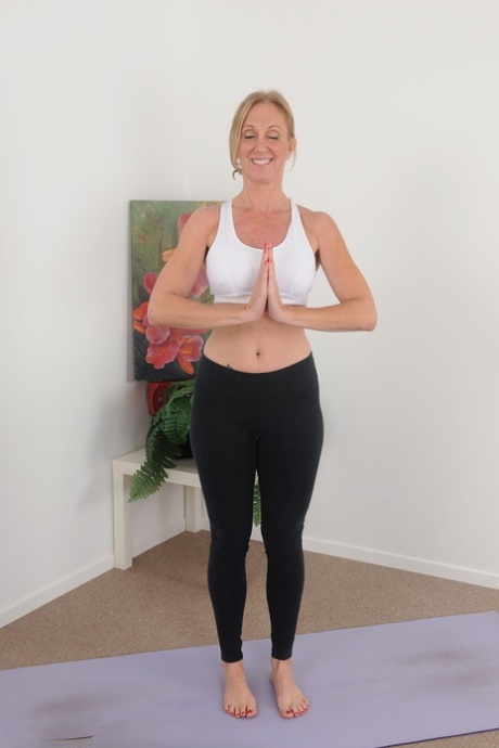 Jenna Covelli, une femme de plus de 30 ans en pleine forme, enlève sa tenue en spandex pour une séance de yoga nue.