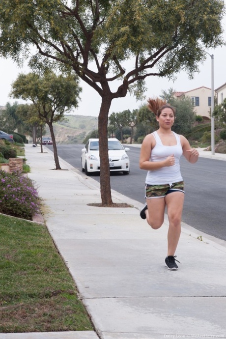 Толстая любительница Daisy Leon раздвигает свою натуральную киску после пробежки