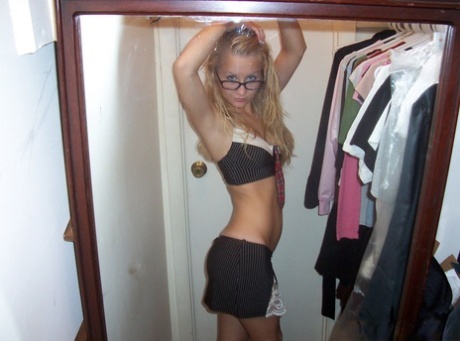 Blonďatá teenagerka Kylie si pořizuje SFW selfie nahoře bez před zrcadlem