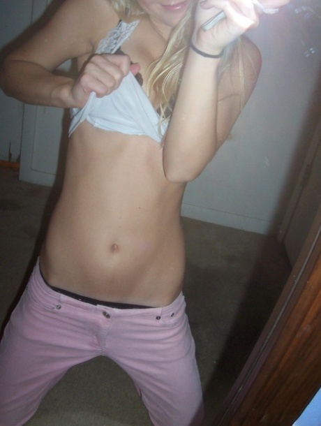 La rubia amateur Kylie se hace selfies en el espejo mientras se desnuda en sujetador y tanga
