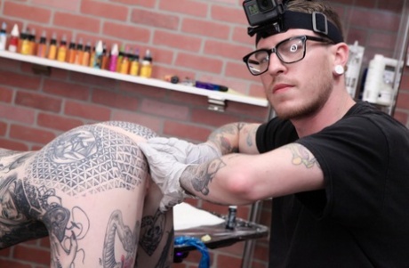 La aficionada a los tatuajes Amber Luke es follada tras hacerse un nuevo tatuaje