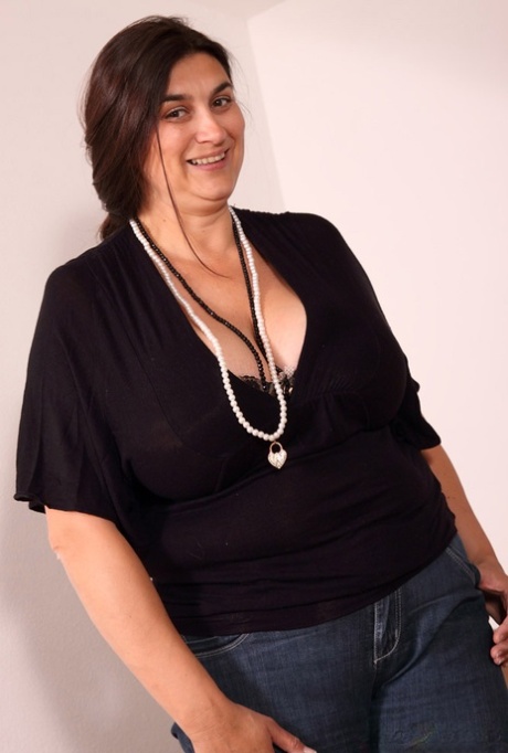 Une femme en surpoids libère ses énormes seins sur un canapé