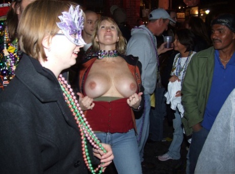 Des jeunes filles en état d'ébriété exposent leurs seins lors d'un rassemblement en plein air.
