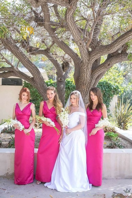 Lesbische meisjes in bruidsmeisjesuniform flitsen hete kont in naakte upskirt in het park