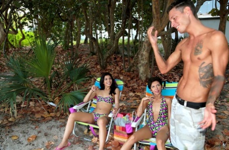 Teenager latine in costume da bagno vengono rimorchiate in spiaggia per un bollente rapporto a tre