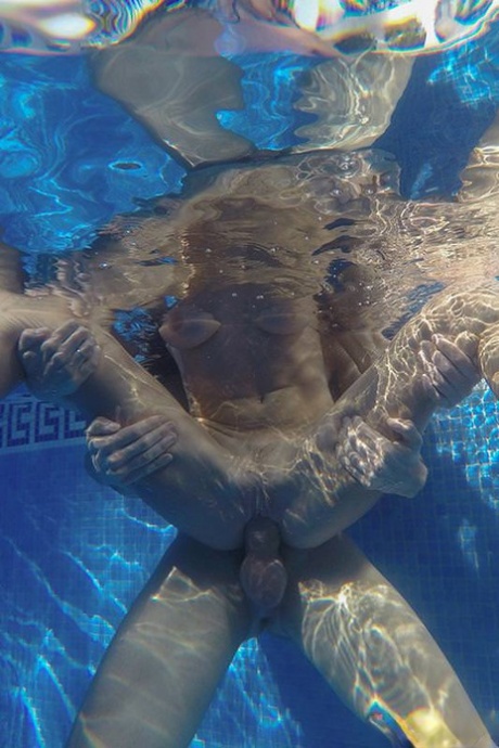Martina Gold, la bruna troietta con il seno, scopa sott'acqua in piscina e si fa sborrare sul culo