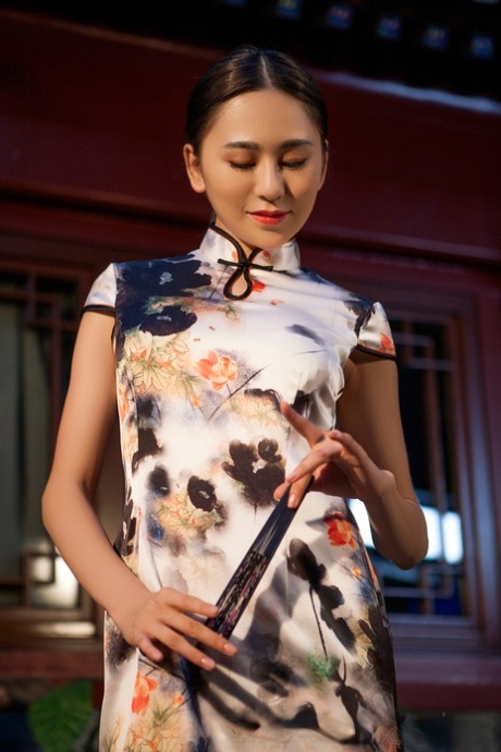 Brunett asiatisk jente Wu Muxi stripper kort kjole for å modellere fin rumpe og pupper nakne
