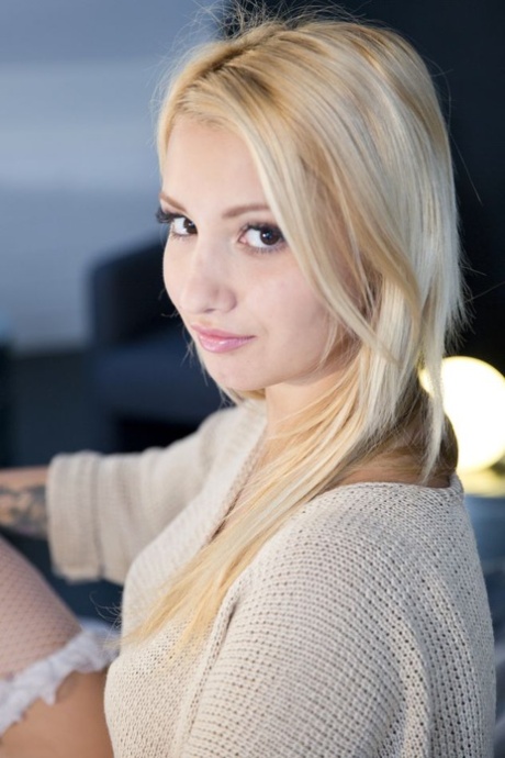 Sexy blonde Küken Daytona X zeigt ihre schönen Titten nach blinkenden ihr Höschen