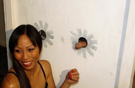 Asiatiska slampan Filipino Faye suger sperma från flera kukar i ett gloryhole