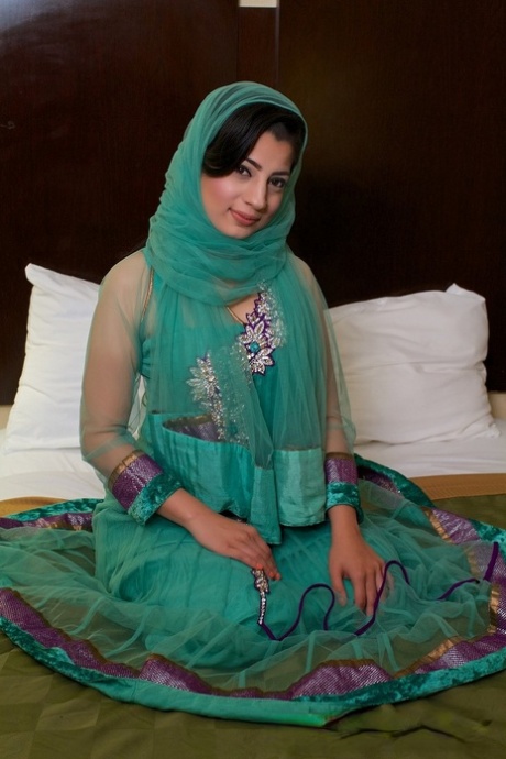 Den etniske pige Nadia Ali smider det sexede lingeri og blotter numse og store brystvorter