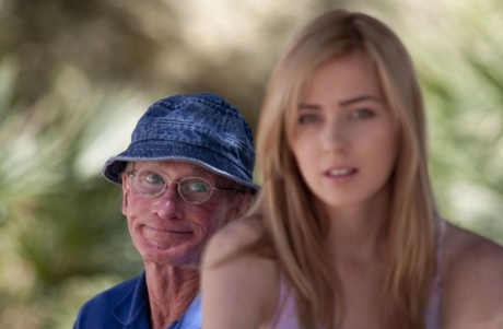 Ung blond tjej tillfredsställer sin nyfikenhet att knulla en gammal man
