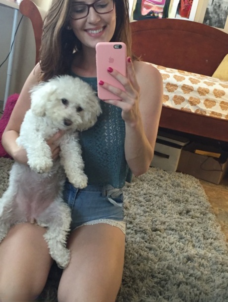 Nerdy chick Amber Hahn neemt selfies terwijl ze haar naakte lichaamsdelen showt