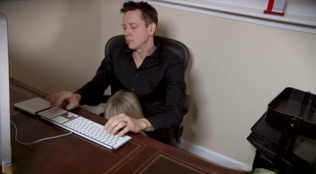 La secrétaire blonde Riley Reyes joue à des jeux BDSM avec son patron au bureau.