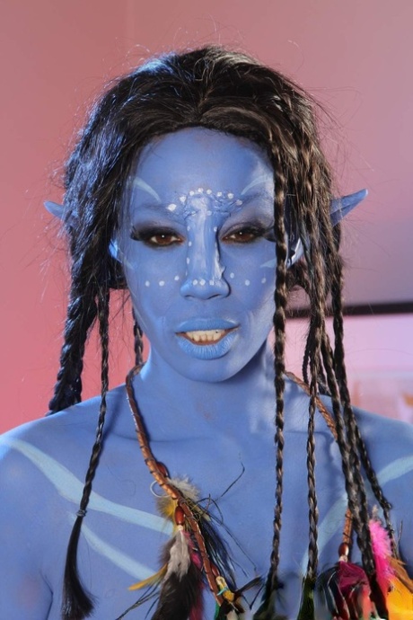 La bellezza del cosplay Misty Stone prende il cazzo con solo vernice blu per il corpo