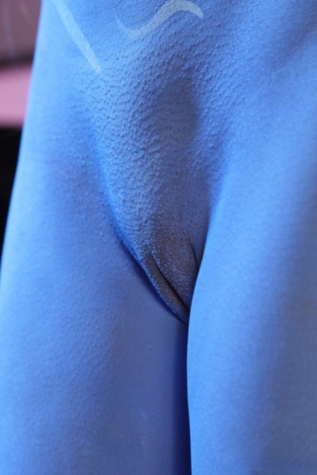Cosplay-skjønnheten Misty Stone tar kuk i bare blå kroppsmaling