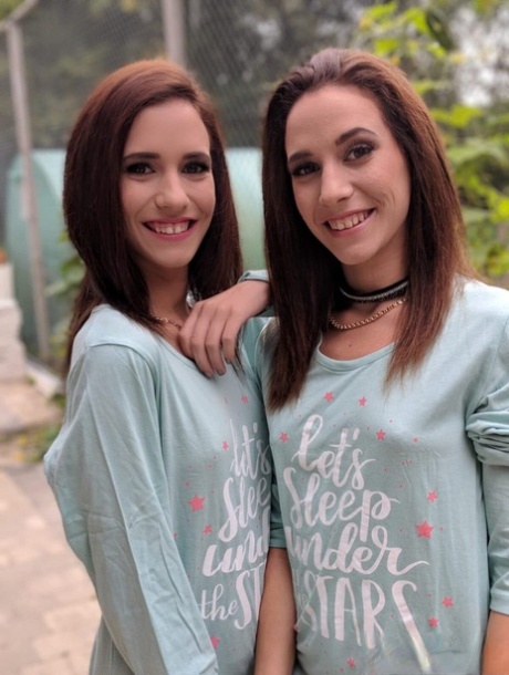 Tvillingepiger tager billeder af sig selv påklædt og i lingeri